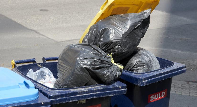 Bár nagy a hó, a kukásautók a szokásos ütemben viszik a szemetet