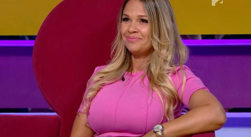 Dundika kivágott flitteres miniben a party szépe volt: teljesen kilátszott lapos hasa