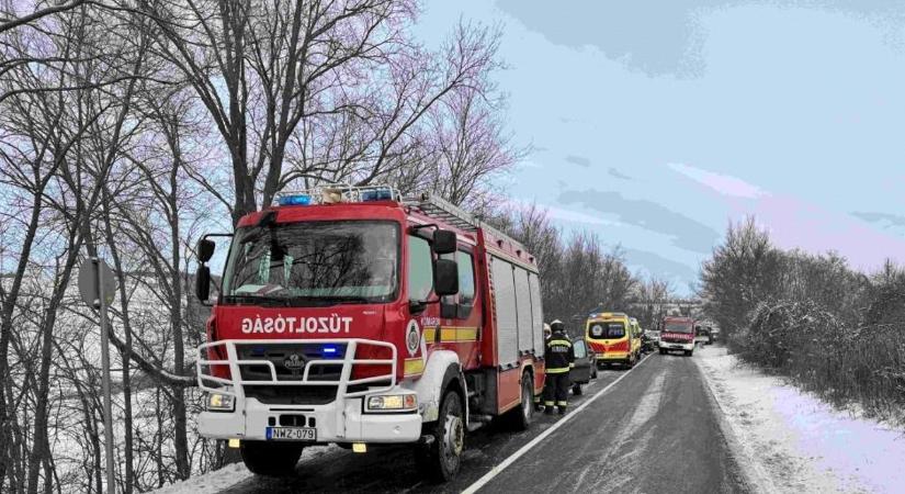 Lezárták a 81-es főutat - kamion fordult keresztbe az úton