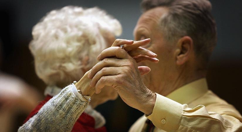 Lengyelországban egyben adják, nálunk adagolják – így néz ki a 14. havi nyugdíj