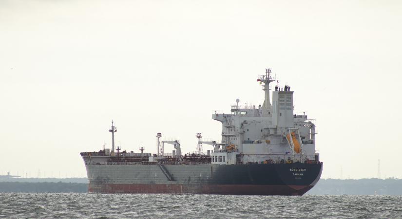 A brit haditengerészet és a légierő is részt vett az orosz zászló alatt közlekedő tartályhajó lefoglalásában