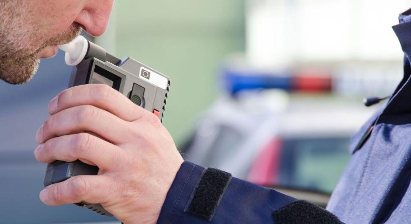 Itt a jogsimentő kalkulátor és a fájó anyagiak, így büntet már 1 pohárért a rendőr