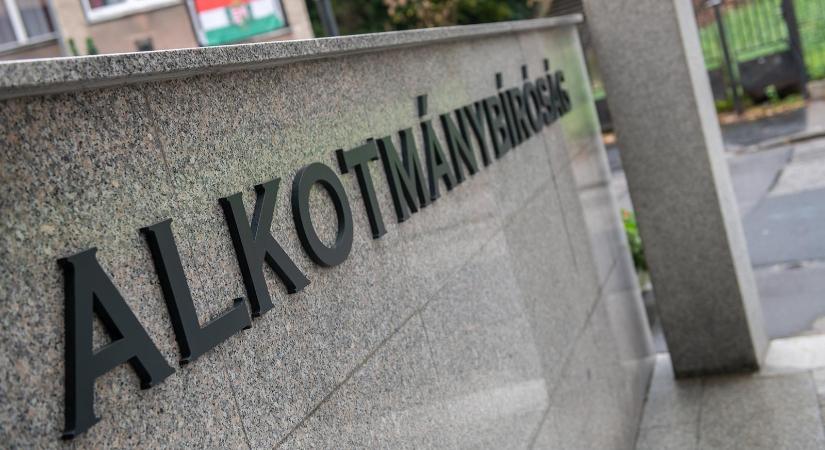 Cáfol az Alkotmánybíróság, nem dolgozik az elnöki rendszerre való átálláson