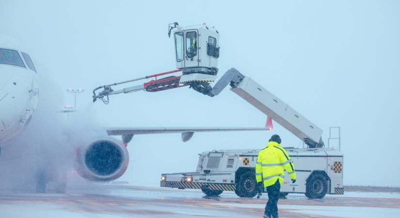 A napokban repül? Mit tehet a légi utas a hókáoszban?