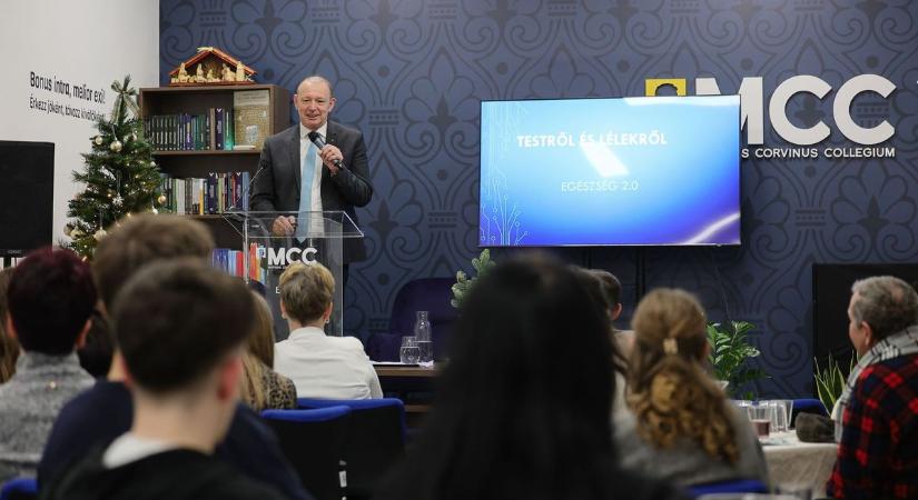 Test és lélek egyensúlya a bizonytalan világban – Győrfi Pál előadása az egri MCC-ben