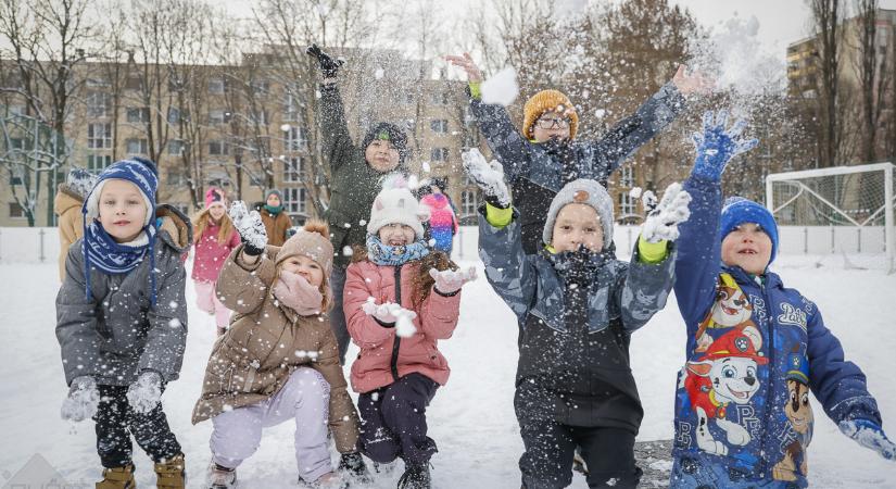 Téli móka – ilyen nagyot játszottak a hóban a győri gyerekek – GALÉRIA!