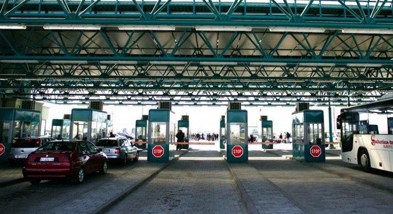 Kigyulladt egy autó a röszkei határátkelőhelyen