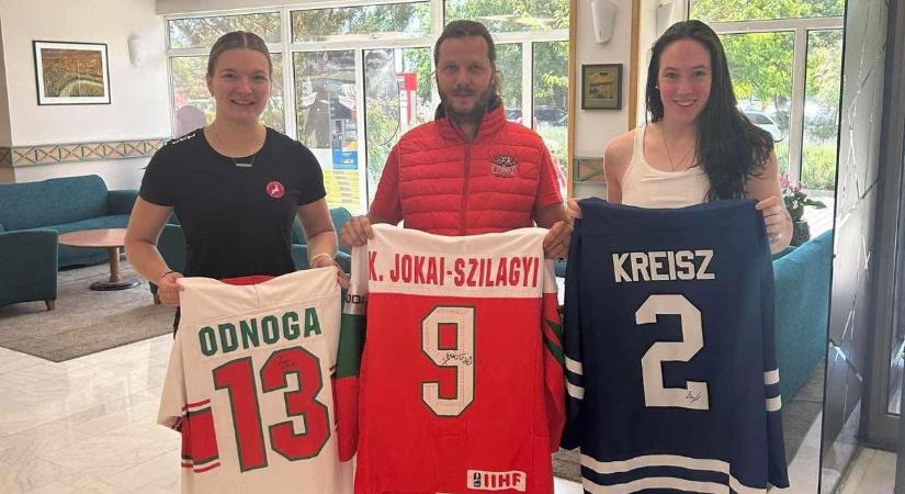 A győri jégkorongozó, Odnoga Lotti mezével segít egy bajba jutott családnak