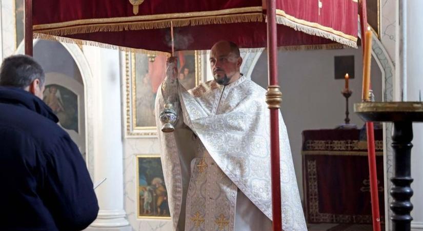 Karácsony szalmán: így ünnepelnek a medinai szerbek a Julianus-naptár szerint