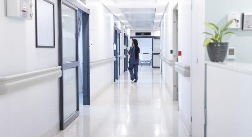 Mindhárom kisgyermekét elvesztette az anya egy balesetben, most az életéért küzd