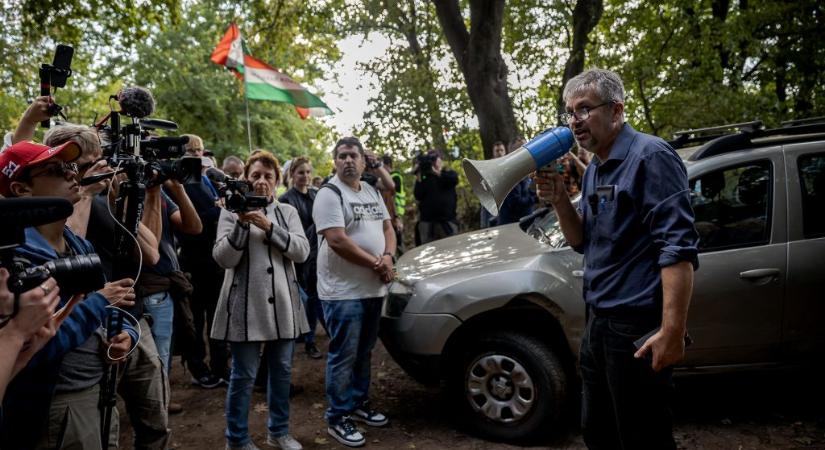 80 ezer forint bírságot kapott a Hadházy autójának hajtó hatvanpusztai biztonsági őrt