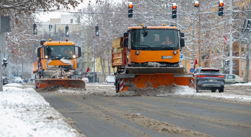 Éjjel-nappal dolgoznak az utakon, hogy valamennyi járható legyen
