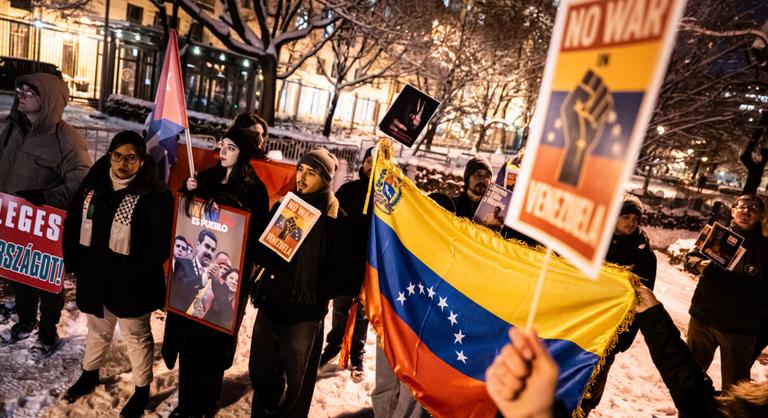 „Jenkik haza” – az amerikai nagykövetség előtt tüntettek Schiffer Andrásék, előkerült egy Orbán-párhuzam is