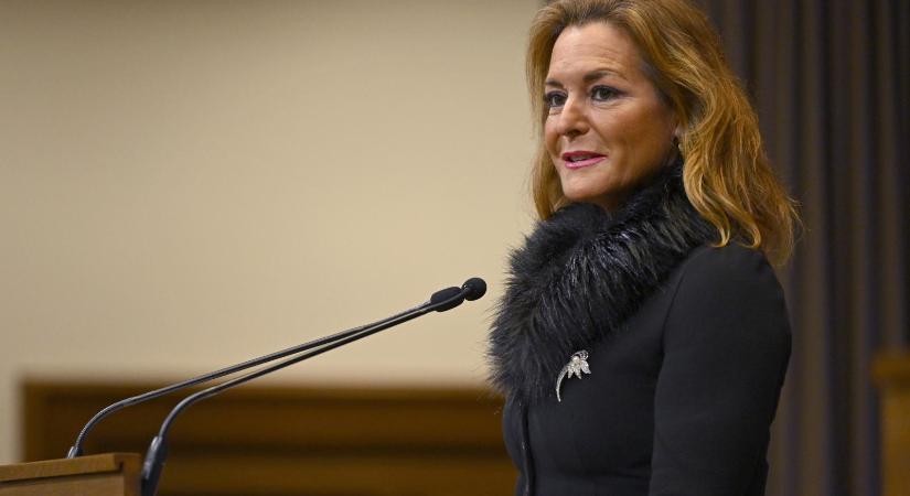 Amerikai hókotrókkal illusztrálta Vitályos Eszter kormányszóvivő a magyarországi havazásról szóló Facebook-posztjait