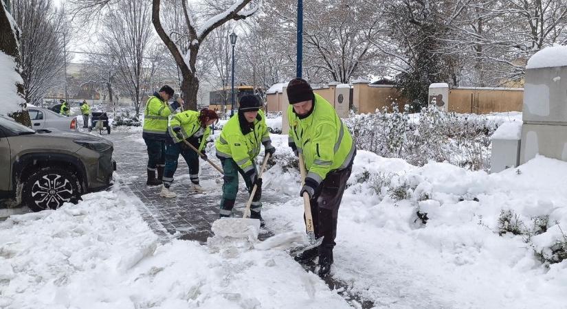 Folyamatos az utak és járdák tisztítása, ám az erős szél felborzolja majd a kedélyeket