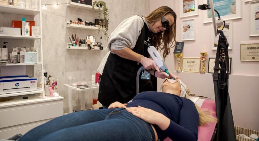 Nem kell örökre viselni az exek monogramját, de a változás elég fájdalmas