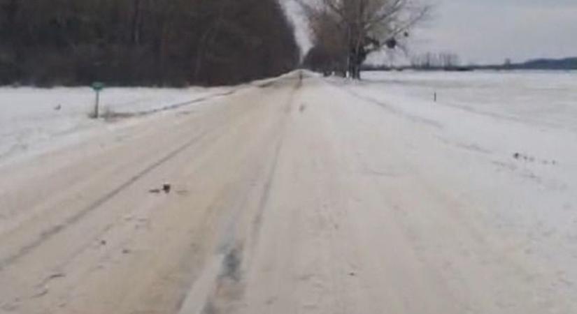 Árokba csúszott autó, havas út Vasban - Hóátfúvás nehezítette több helyen a közlekedést - videó