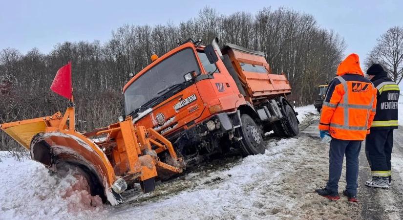 Így néz ki, amikor a hókotró is pihenőt tart – helyszíni képek