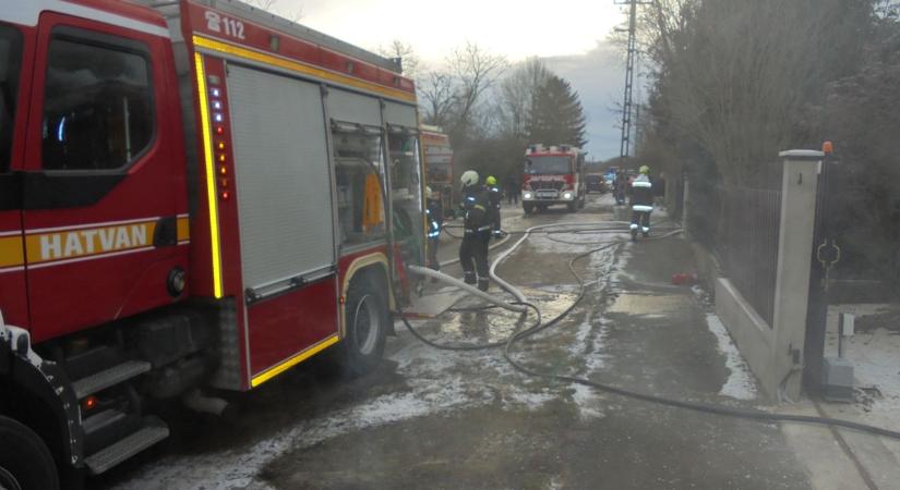 Kigyulladt a teherautó a lakóház udvarán, kivonultak a hatvani tűzoltók