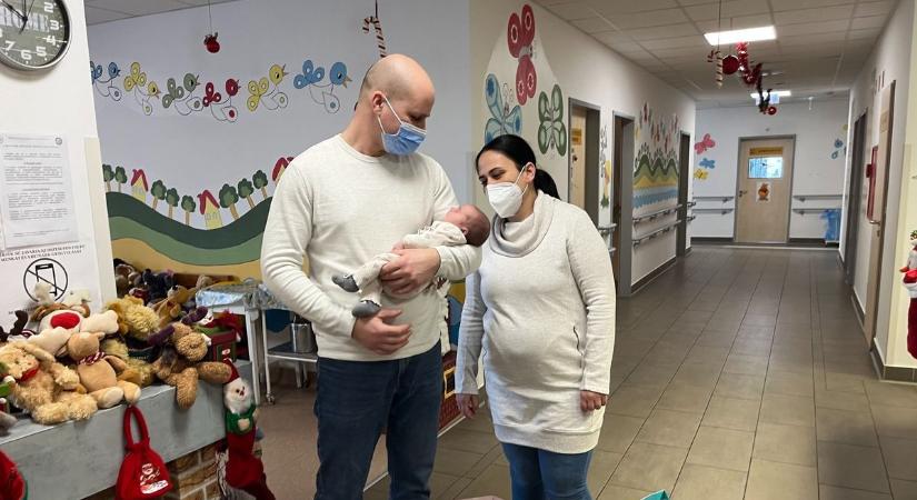 Tündéri fotókon Heves megye első újévi babája, ajándékokkal halmozták el a pici Rékát