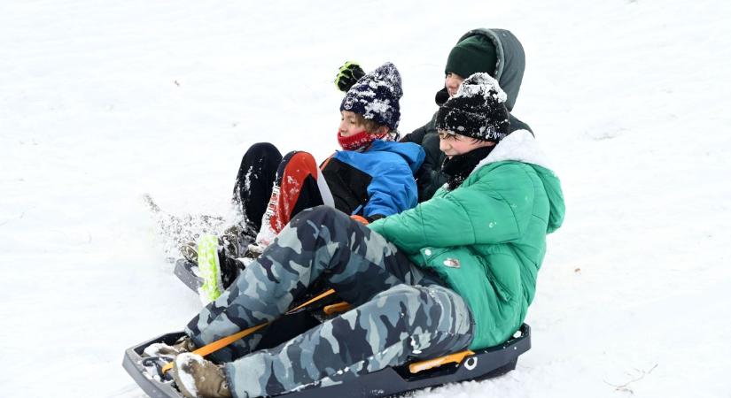 Hólapát-hiány Szolnokon, a szánkókért is sorban állnak a vásárlók