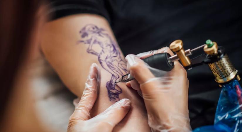 A kutyája emlékére tetováltatott ez a nő, azóta nem randizik vele senki