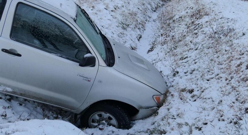 Ezt teszi a biztosító, ha hóban, nyári gumival balesetezel