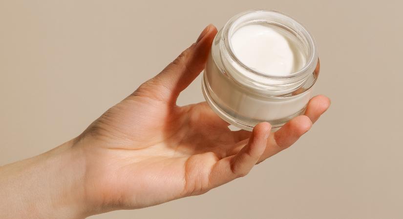 Megfogadtad, hogy idén zöldíted az arcápolásodat? Ezek a pro és kontra érvek az újratölthető krémekkel kapcsolatban