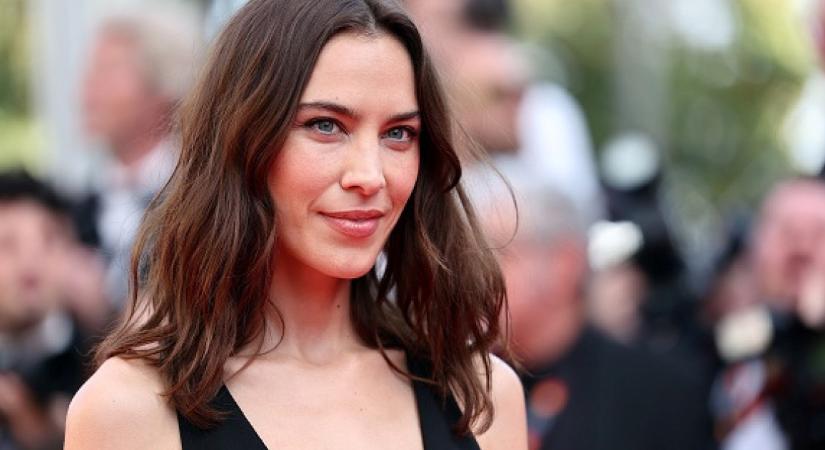 A ‘rocksztár barátnő’ stílus királynője - avagy Alexa Chung ikonikus stílusa