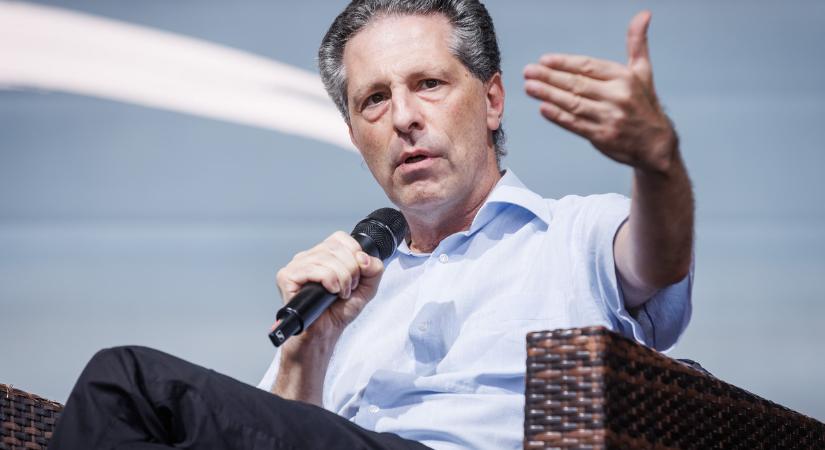 Az amerikai agresszió ellen szervezett tüntetést Schiffer András az amerikai nagykövetséghez