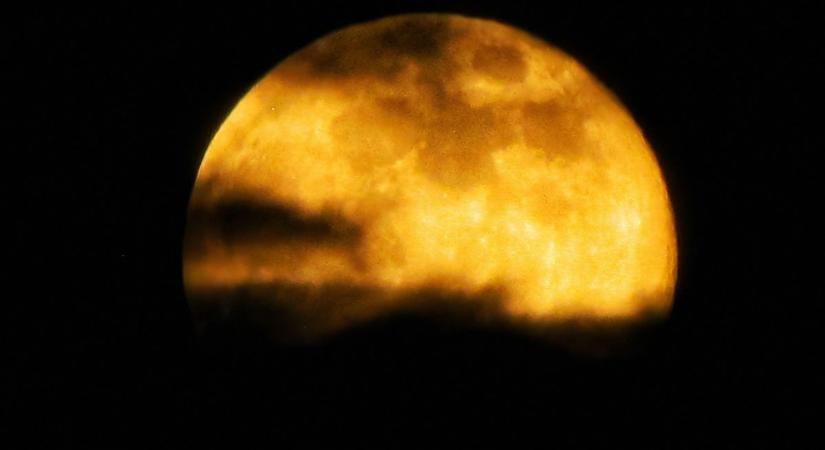 Ilyen volt az év első teliholdra a Szigetköz felett - fotók