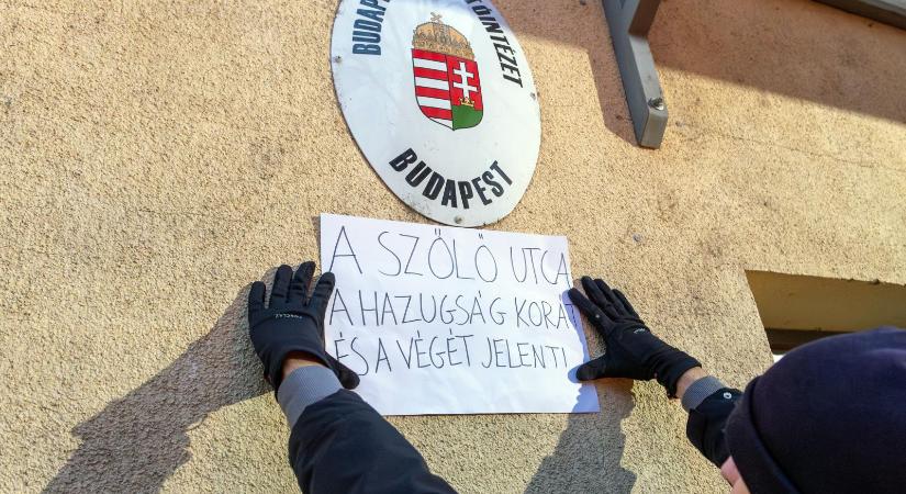 Földön csúszó fiúk, menekülő dolgozók a Szőlő utcai javítóintézetben