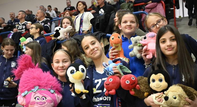 Plüssök repültek újból az esti MKC-meccsen - videó