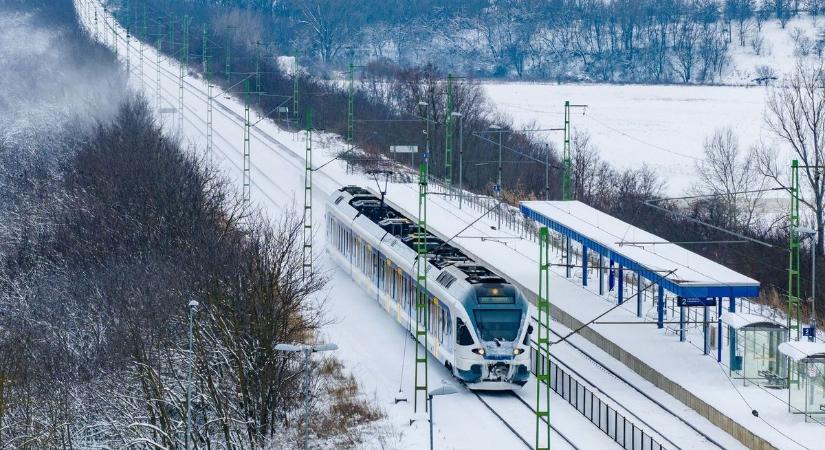 Itt az újabb Lázár-jelentés a hóhelyzetről: a buszok még csúszásban, de a vasúton helyreáll a rend