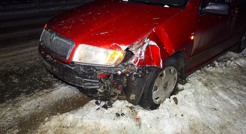 Újabb baleset a jeges út miatt, ezúttal két autó ütközött