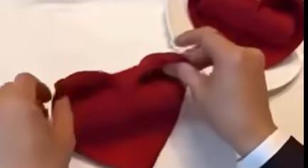 Szív formára hajtogatott szalvéta – A nap videója