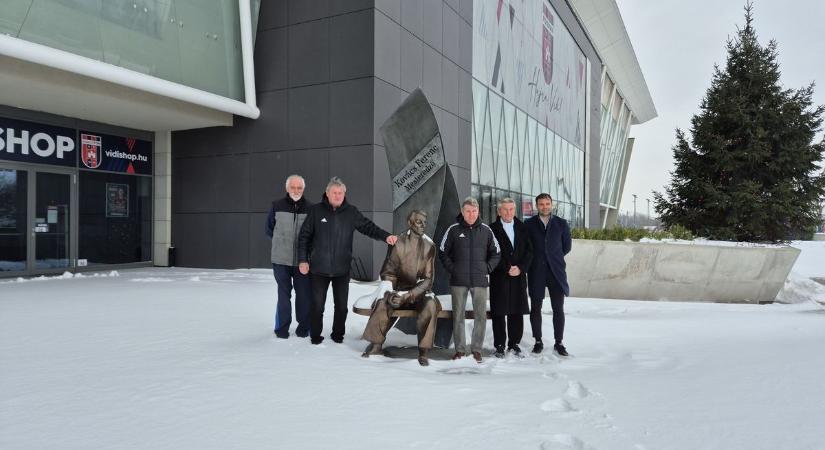 A legendás edzőre emlékeztek a futballstadion előtt