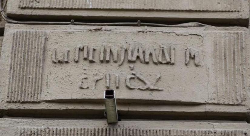 Romániában megint nekimentek a magyar múltnak, felújítás közben tüntették el a történelmet