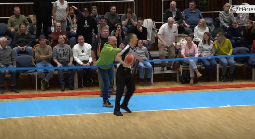 Magyar kosárlabdabotrány: rátámadt egy néző a bíróra, ki kellett vezetni a teremből