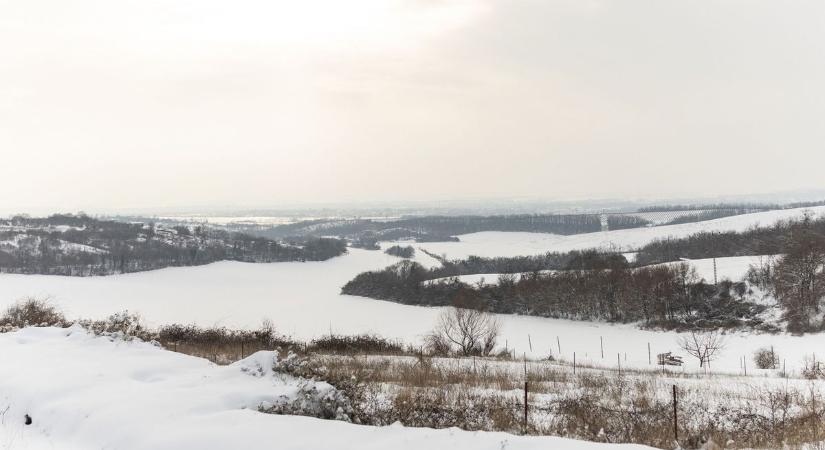 Farkasordító hideg és hófúvás nehezíti a napunk