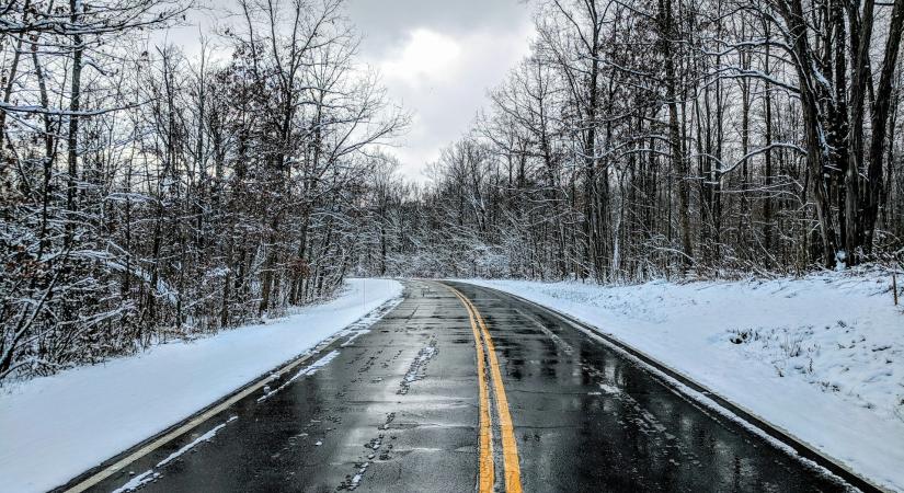 Időjárás 2026. január 8.: Fagy, szél és csúszós utak jellemzik a napot