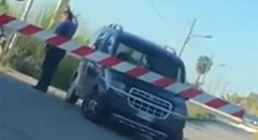 Ha a hülyeség fájna, ez az autós éjjel-nappal ordítana