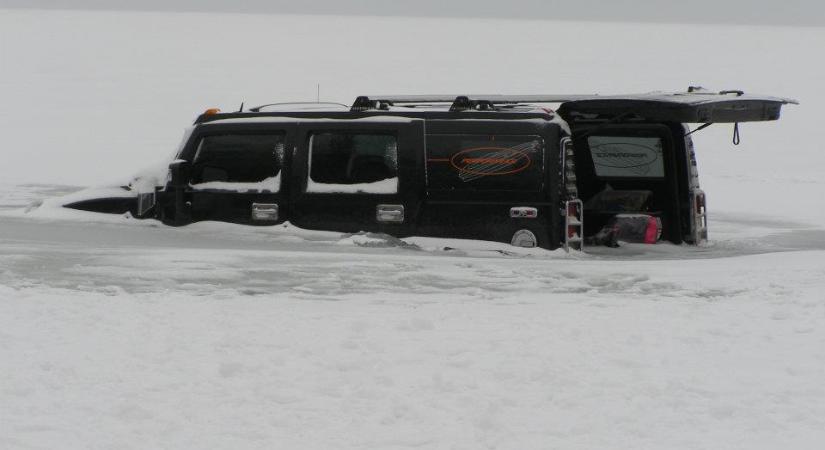 Emlékezetes téli sztorik a Balatonba szakadt Hummerektől a lefagyott riporterig