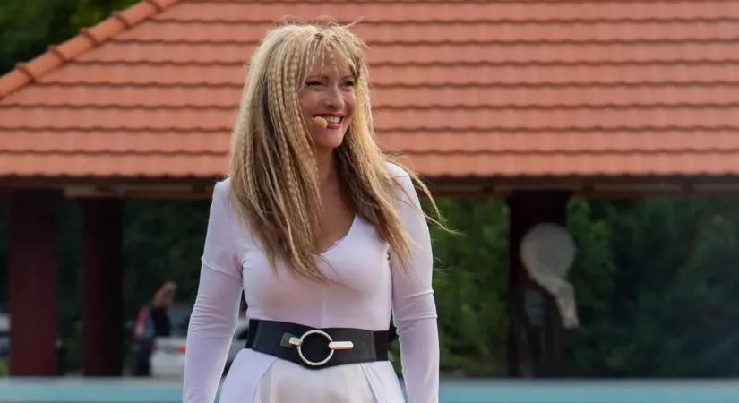 Pánik a szállodában: Lezuhant a színpadról a 72 éves magyar énekesnő – Videó