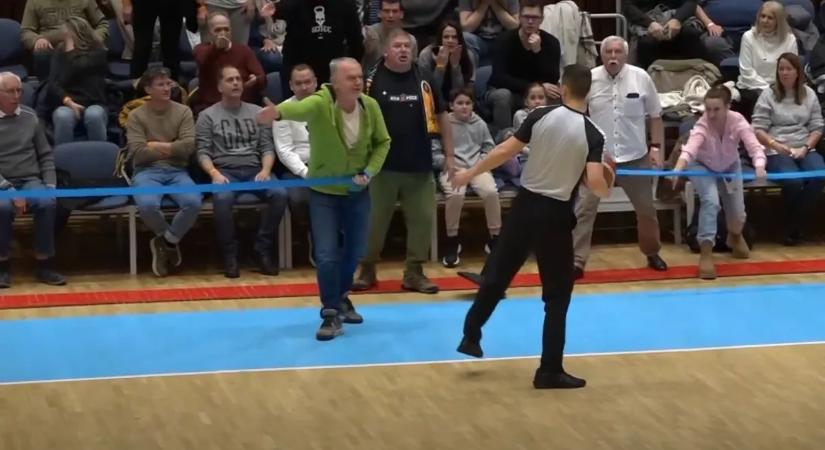 Botrány a Magyar Kupában: egy szurkoló nekiment a játékvezetőnek – videó