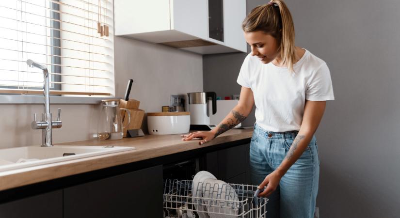 Ha így pakolod be a mosogatógépet, spórolhatsz a vízszámlán