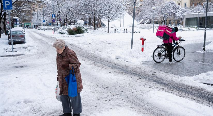 A várható hófúvások miatt csütörtökön akár a piros riasztás is kiadhatják
