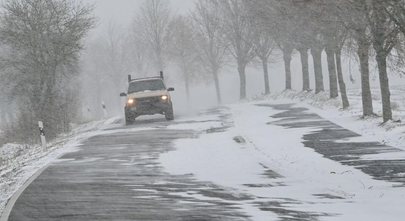Riasztást adtak ki 10 vármegyére: ezeken a területeken hótorlaszokat alakíthat ki a viharos szél