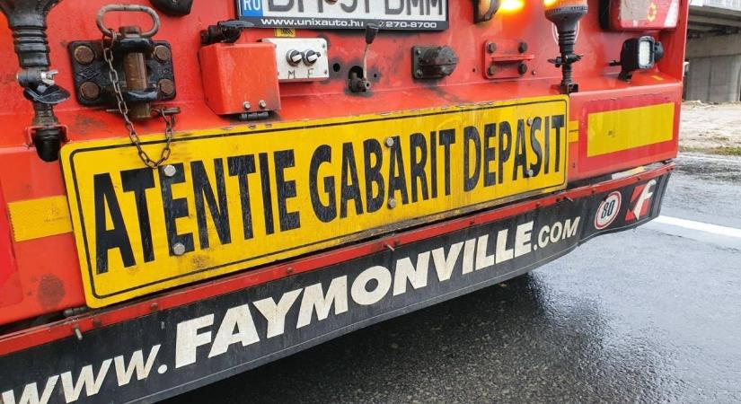 Túlméretes szállítmány lassítja a forgalmat
