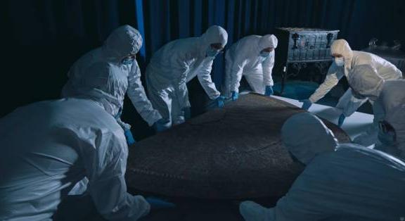 Különleges művelet a Nemzeti Múzeumban: kiemelték vitrinjéből a koronázási palástot